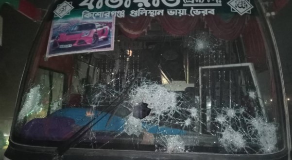 গভীর রাতে বিএনপির নেতাকর্মীদের গাড়িবহরে হামলার অভিযোগ